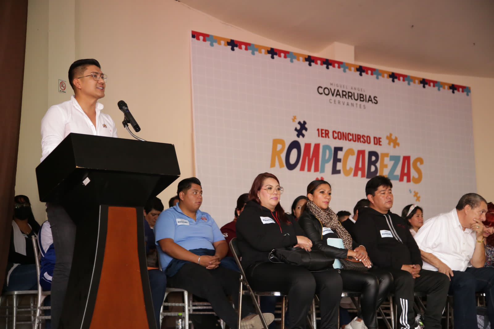 Rompe récord Miguel Ángel Covarrubias con el concurso de rompecabezas más grande del país